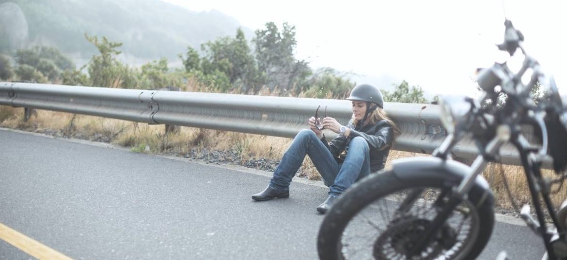 femme avec guidon de moto tordue