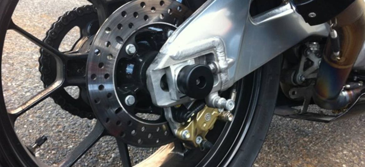 vérification de pression de pneu arrière de moto