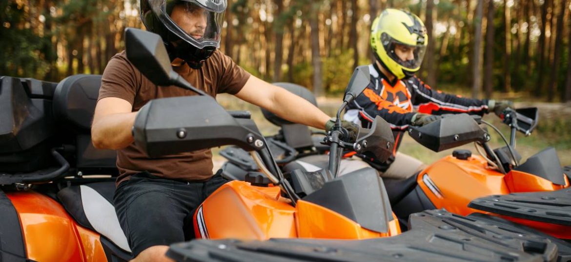 personnes en balade en quad homologué