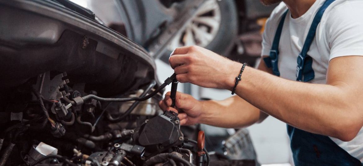 garagiste changeant l'embrayage
