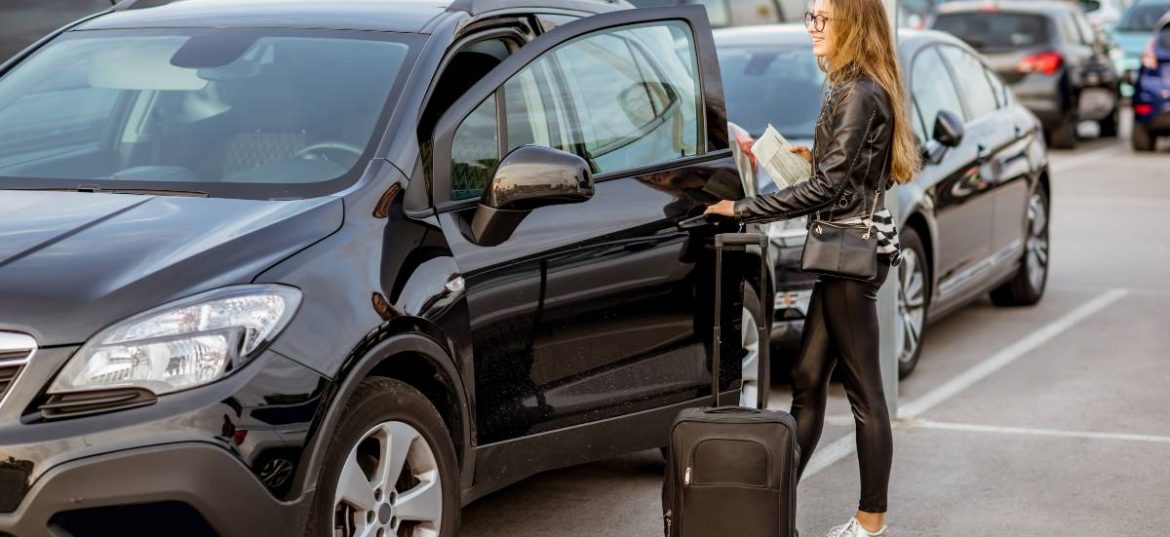 jeune femme venant de louer une voiture voiture