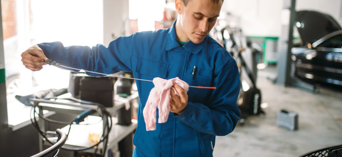 mécanicien entretient un moteur