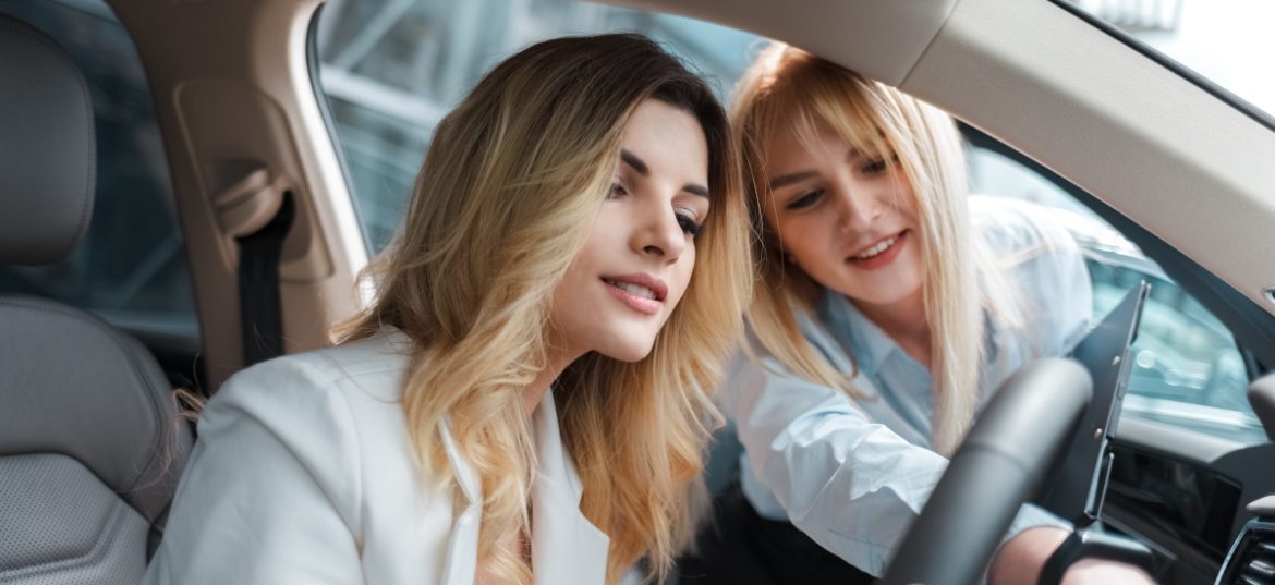 femme au volant pour choisir une voiture