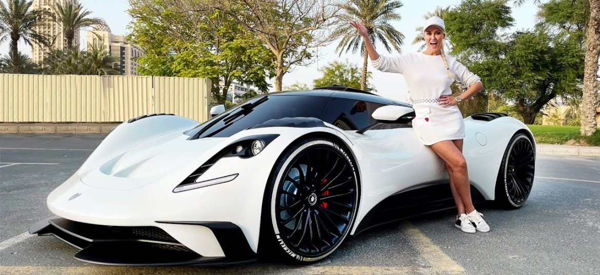 super car blondie alias alex hirschi devant un ares modena s1