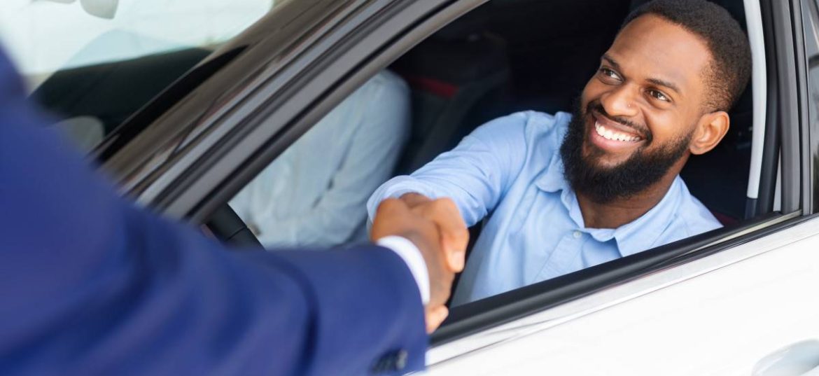 homme qui vient d'acheter une voiture