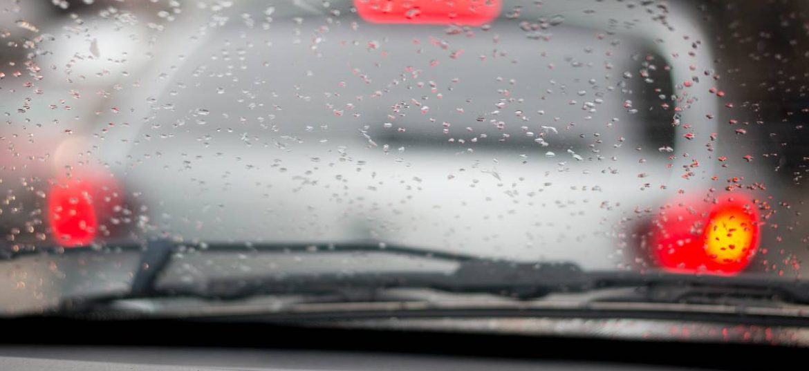 buée sur la vitre avant de la voiture