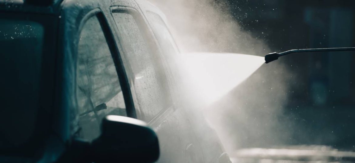 lavage de voiture sous la pluie