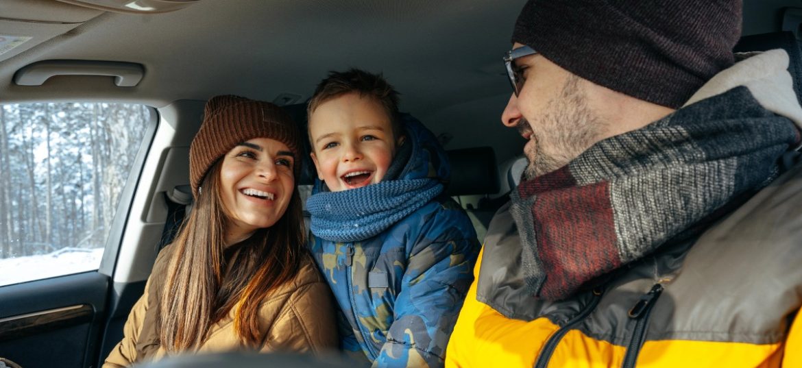 une famille en voiture