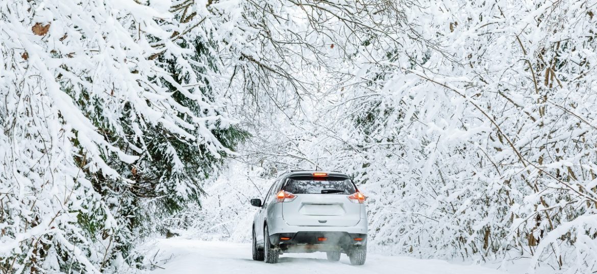 voiture sur route d'hiver